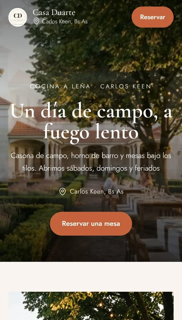 La página de muestra de un restaurante, recorrida de arriba abajo: la portada, los platos, los eventos y la carta.
